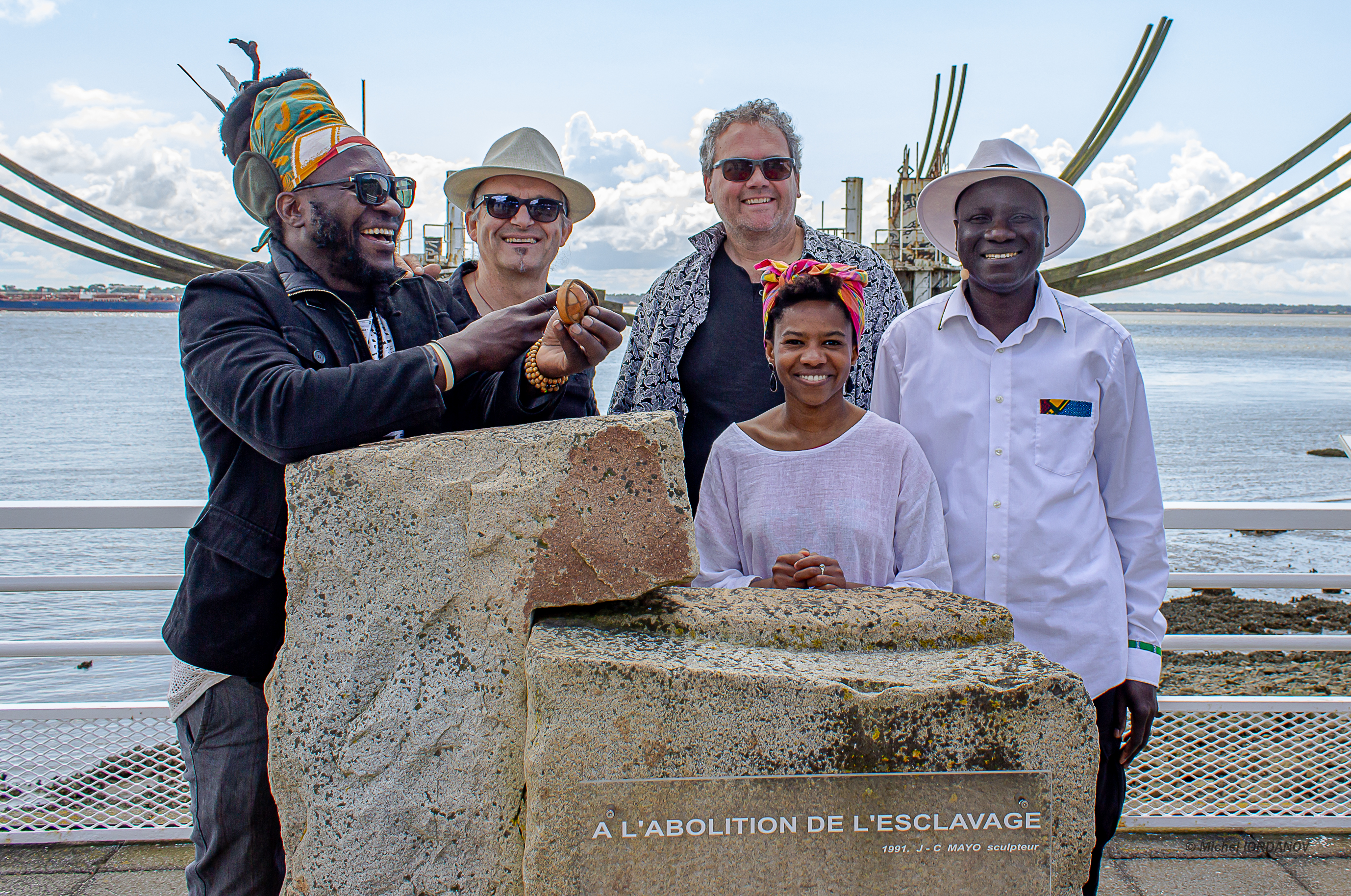 Groupe article du spectacle "KI KANA ?" lors de la commémoration de l'abolition de l'esclavage Mai 2024