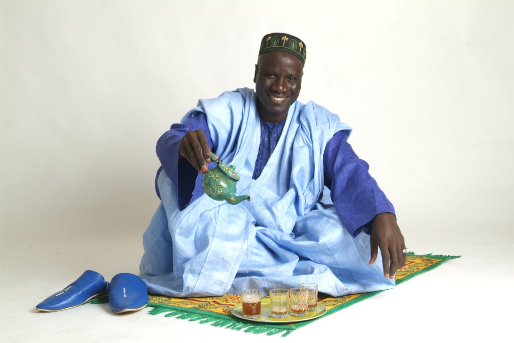 Mamadou SALL, contenu et artiste engagé mauritanien, spectacle "Veillée sous l'acacia"